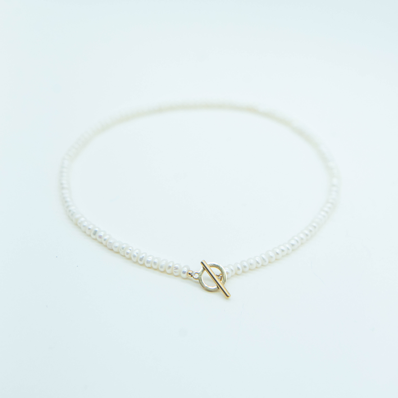 string me with pearls necklace